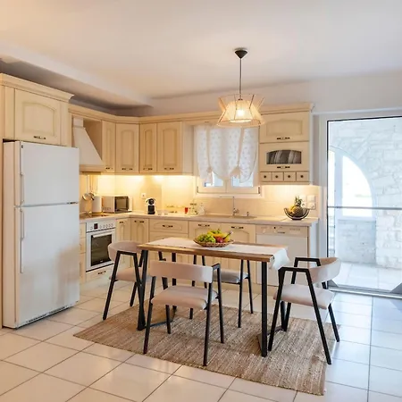 Sunrise Serenity Near Feriehus Ampelas